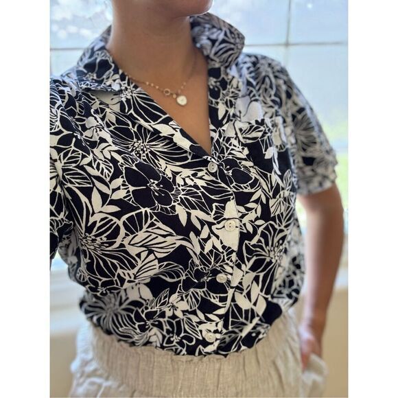 Cathy Daniels Tops - Cathy Daniel’s M black white button up floral vintage short sleeve Hawaiian cott